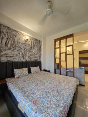Serene HKO Stay , 1km from Prem Mandir Vrindavan